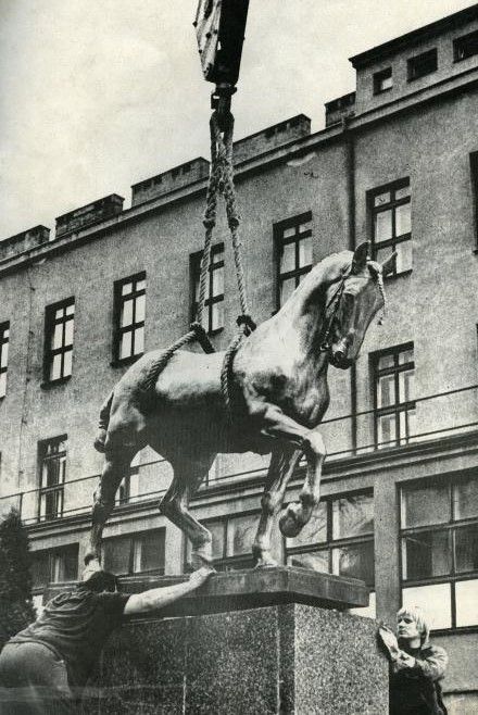 Installation of the bronze sculpture of a&nbsp;horse “Ardo” in front of the Ceremony Hall of the VFU Brno in 1978. “Hannover stallion Ardo without St. Wenceslas” by the academic sculptor J. V. Myslbek became a&nbsp;symbol of the school representing veterinary education, veterinary science and veterinary practice. Photo: VFU Archive