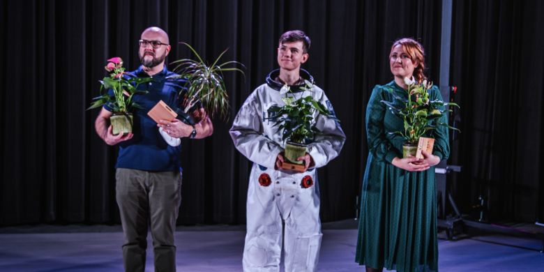 Divácké srdce získal a vyhrál Oldřich Motyka z VŠB – Technické univerzity Ostrava (vlevo), na druhé příčce se umístil mladý brněnský gymnazista Simon Klinga se svým vesmírným tématem, na třetí místo dosáhla zástupkyně Ústavu geoniky AV ČR Kristýna Schuchová.