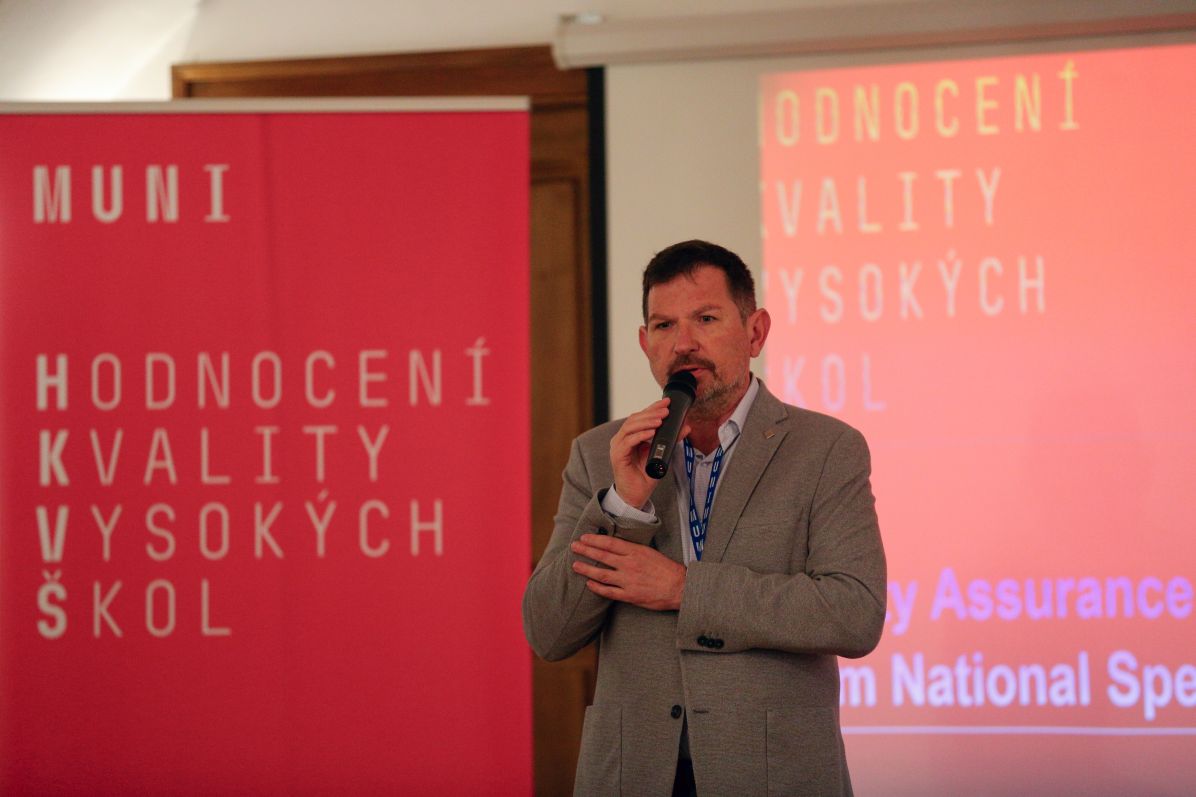 Rektor MU Martin Bareš během slavnostního zahájení v&nbsp;konírně na Státním zámku Telč.