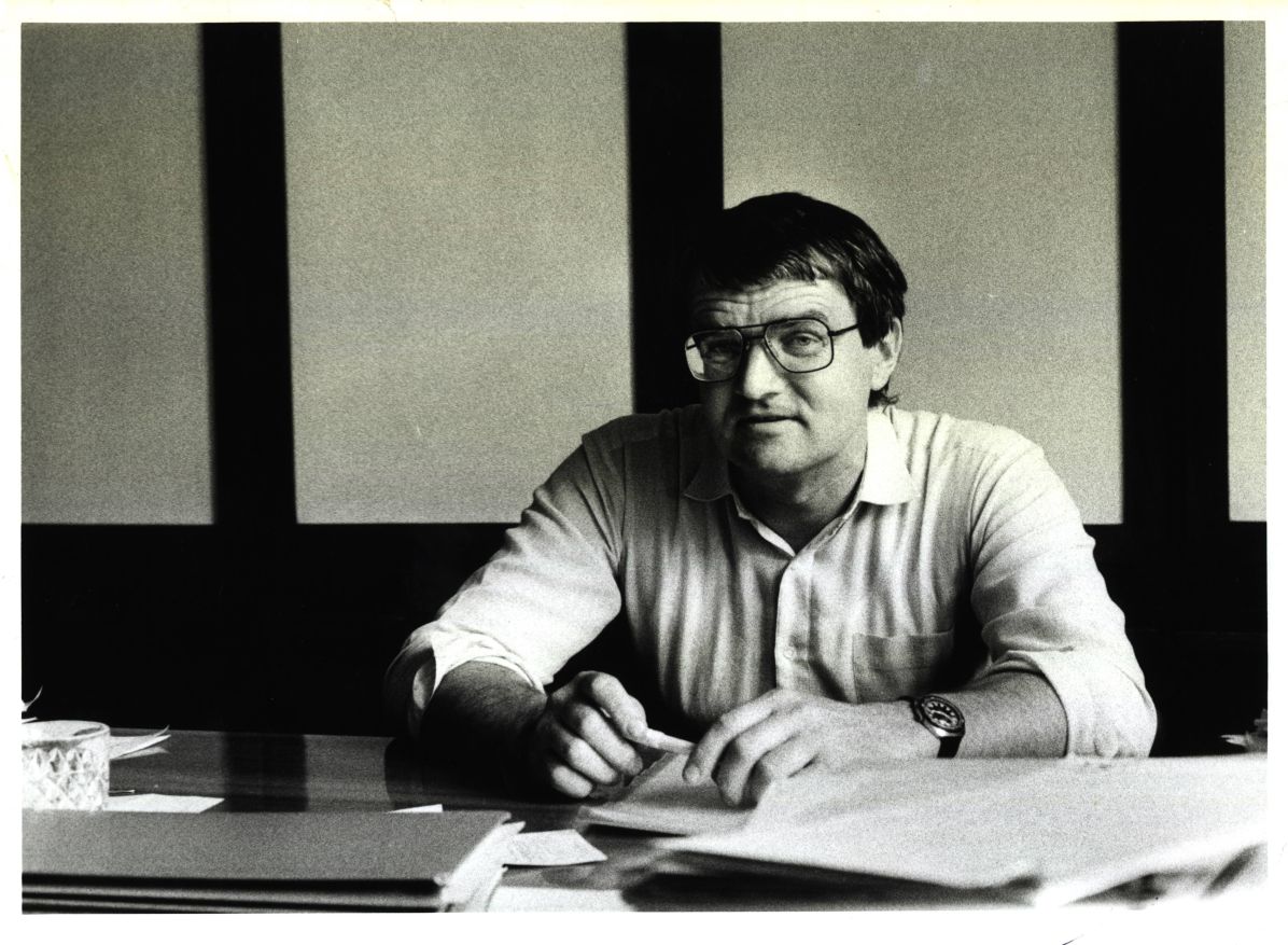 Foto 2: Josef Vavroušek v kanceláři, zdroj: fotoarchiv rodiny Vavrouškových