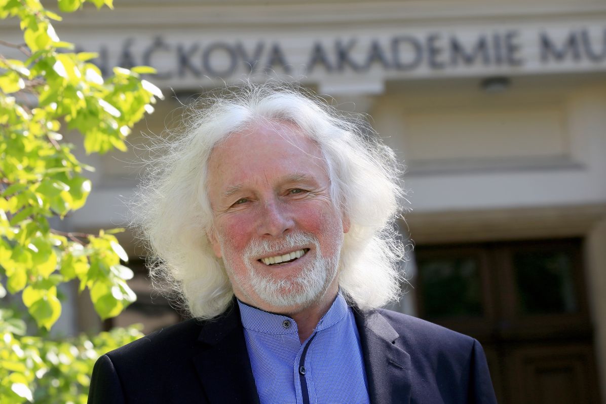 „Původně jsem chtěl být malířem a&nbsp;velmi intenzivně jsem se na to jako dítě připravoval,“ říká nový rektor JAMU Petr Oslzlý. Nakonec u&nbsp;něj ale zvítězilo divadlo.