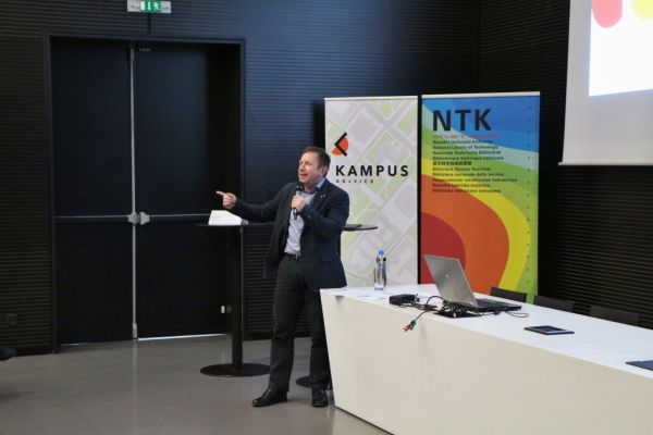 „Je třeba nejen přímých peněz od státu, ale také rozumné kofinancování ze strany univerzit. Doktorandské studium by obecně mělo tvořit jakýsi finanční joint venture, tedy společný podnik státu, univerzit a&nbsp;jednotlivých pracovišť,“ podotkl rektor Univerzity Palackého Miller.