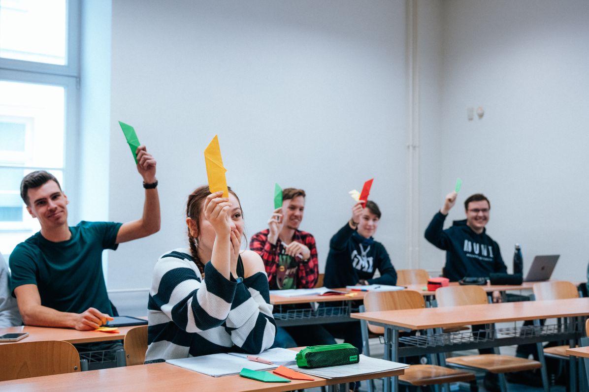 Foto: Irina Matusevič Studentky a studenti hlasují o kráse dokončeného příkladu na škále zelená – žlutá – červená ve smyslu „to se mi velmi líbilo“ – „to se mi moc nelíbilo“ – „toto už nikdy nechci vidět“.