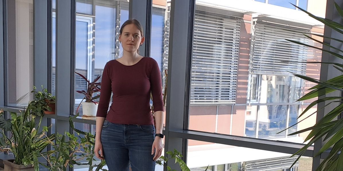Foto: ZČU Marie Kunešová z katedry kybernetiky Fakulty aplikovaných věd ZČU popisuje, jak poznat články pocházející z predátorských zdrojů, jak jsou tyto praktiky běžné i jak se lze bránit.