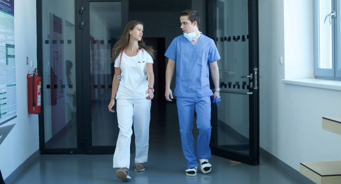 Somatické potíže ve spojitosti se stresem během studia pociťuje přes 70 procent respondentů a respondentek (40 procent velmi souhlasilo, 30 procent spíše souhlasilo). 