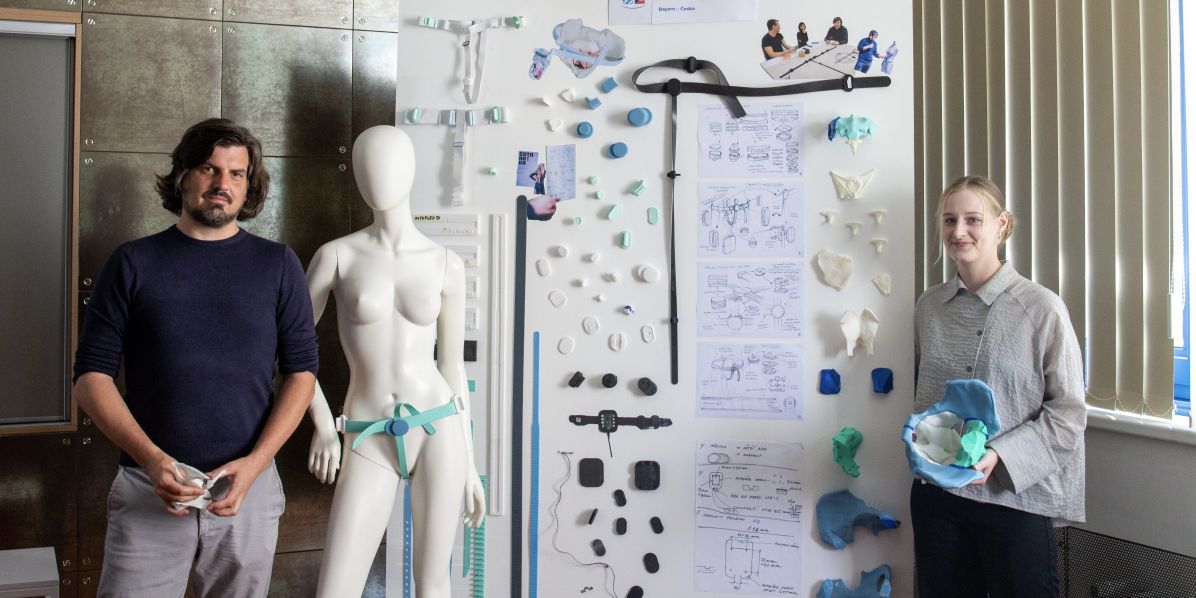 Foto: Markéta Balíková Tým ze ZČU vyvinul neinvazivní zařízení, které funguje i přes oblečení a jeho další využití by mohlo sahat od fyzioterapeutických ordinací až po domácí cvičení. Na výsledné podobě spolupracovali designéři z FDU ZČU.