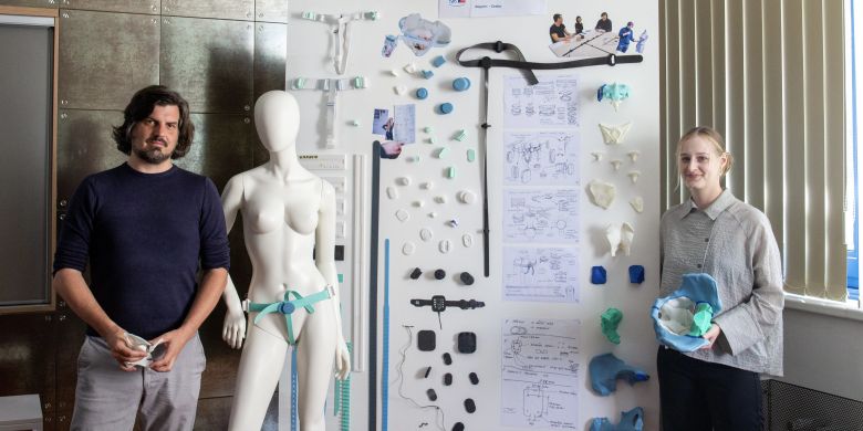 Tým ze ZČU vyvinul neinvazivní zařízení, které funguje i přes oblečení a jeho další využití by mohlo sahat od fyzioterapeutických ordinací až po domácí cvičení. Na výsledné podobě spolupracovali designéři z FDU ZČU.