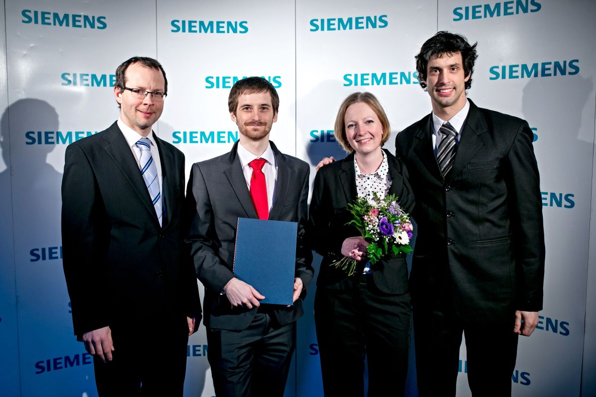Foto: Archiv Siemens ČR Cenu za nejvýznamnější výsledek vývoje/inovace získal tým Václava Navrátila, který vyvíjí technologie pro ultrasensitivní kvantifikaci enzymů a identifikaci jejich inhibitorů. Nas fotografii (zleva): Pavel Šácha, Václav Navrátil, Jitka Zemanová, Jiří Schimer.