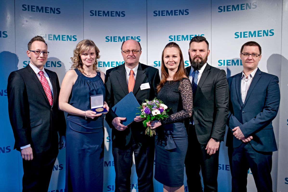 Foto: Archiv Siemens ČR Cenu za nejvýznamnější výsledek základního výzkumu získala skupina Jiřího Čejky, která objevila a popsala v roce 2013 novou metodu přípravy zeolitů. Na fotografii (zleva): Jan Přech, Pavla Eliášová, Jiří Čejka, Mariya Shamzhy, Michal Mazur, Maksym Opanasenko.