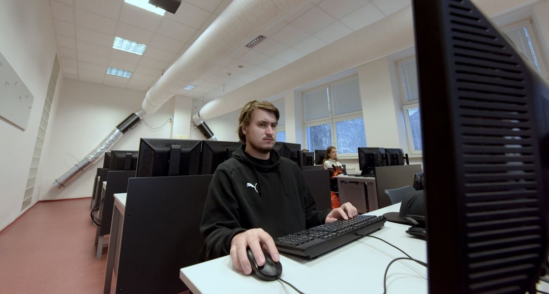 Foto: A Zeiner Prototyp za zhruba 30 tisíc korun zatím na zkoušku filtruje vzduch v jedné z učeben Fakulty elektrotechniky a informatiky Univerzity Pardubice.