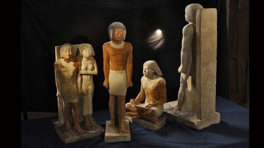 Sochy zpodobňující vysokého hodnostáře a písaře Nefera a jeho manželku. Foto: Martin Frouz © Český egyptologický ústav FF UK
