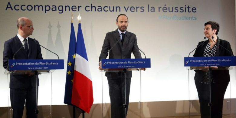 Z vládní tiskové konference 30. října 2017. Zleva: ministr Jean-Michel Blanquer, premiér Edouard Philippe a ministryně Frédérique Vidalová.
