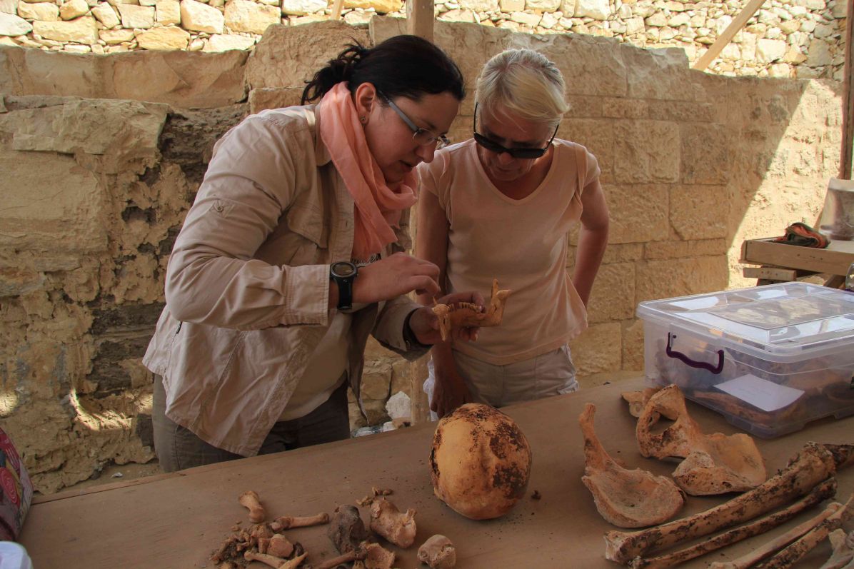 Petra Brukner Havelková (vlevo) v diskusi s kolegyní Květou Smolárikovou přímo na staroegyptské lokalitě v Abúsíru. Foto: Martin Frouz