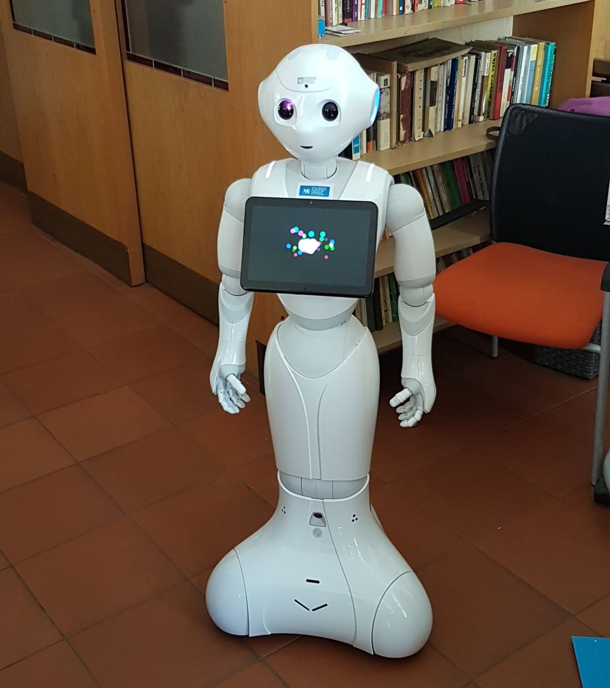 Foto: archiv autorky Robot Pepper. Design z roku 2012, výška: 120 centimetrů, váha: 28 kg, v provozu vydrží až jeden den. Cena hardwaru: 500 tisíc korun českých, software zatím není komerčně dostupný.