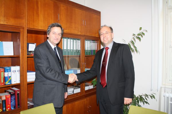 Foto: Archiv A. Nečase Prof. Nečas při jednání s past-prezidentem EAEVE prof. Fodorem.