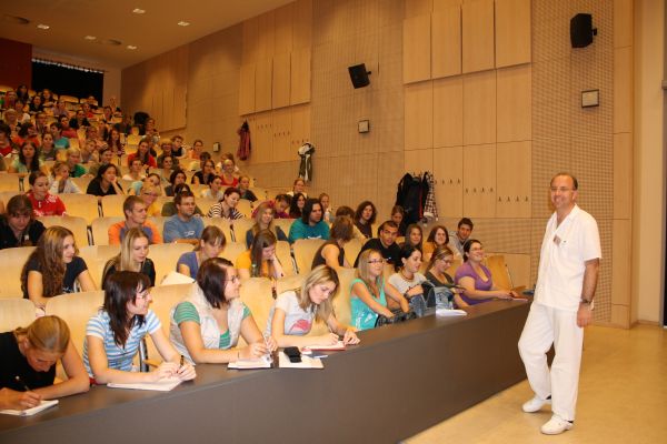 Foto: Archiv A. Nečase Prof. Nečas při přednášce Obecné chirurgie a anesteziologie pro posluchače 4. ročníku FVL.