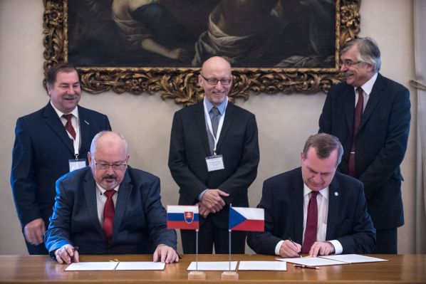 Statement was signed by Tomáš Zima (on the right), Head of the Czech Conference of Rectors, and Marek Šmid, Head of the Slovak Conference of Rectors on 25&nbsp;October.