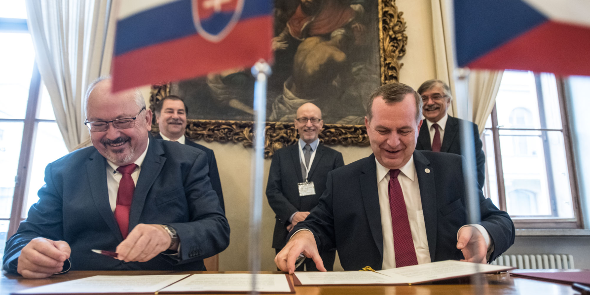 Foto: René Volfík Společné prohlášení podepsali v Karolinu rektoři Tomáš Zima, předseda České konference rektorů, a Marek Šmid, předseda Slovenské rektorské konference (vzadu zleva: rektor Univerzity P. J. Šafaříka v Košicích Pavol Sovák, rektor AMU v Praze Jan Hančil, rektor Univerzity Komenského v Bratislavě Karol Mičieta).