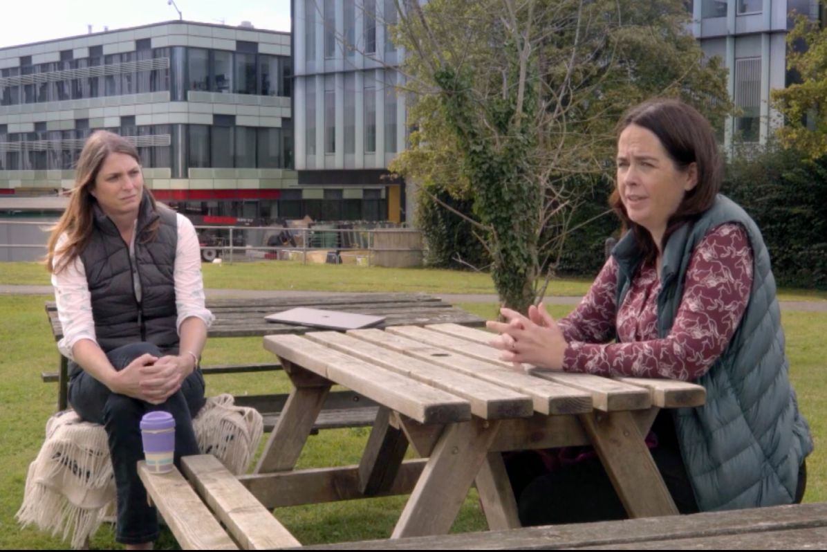 Profesorky Oxfordské univerzity Teresa Lambe (vpravo) a profesorka Katie Ewer, poté, co musela být dočasně zastavena práce na vakcíně, kterou univerzita vyvíjela společně s firmou AstraZeneca, poté, co jeden z dobrovolníků onemocněl a musel být hospitalizován, z filmu Race for the Vaccine.
