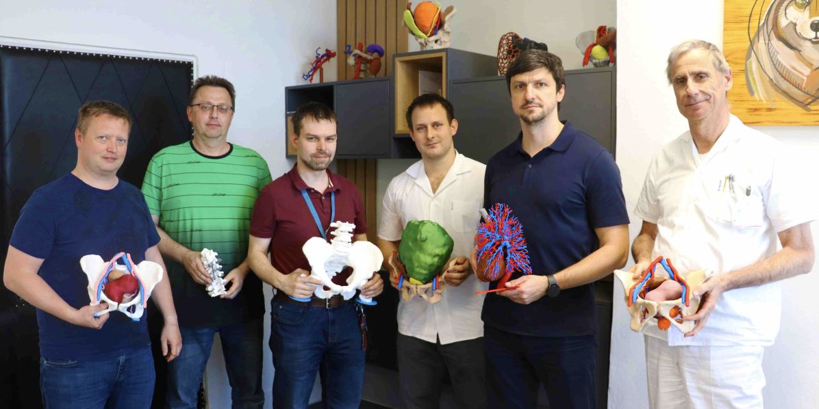 Na 3D tiskárnách modely vyrábí odborníci z Katedry kybernetiky a biomedicínského inženýrství.