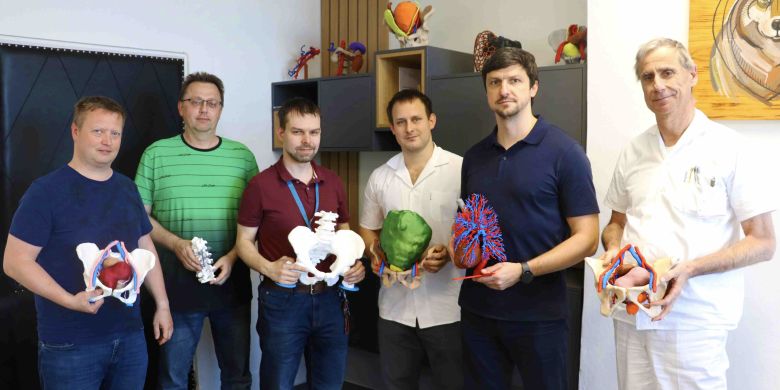 Na 3D tiskárnách modely vyrábí odborníci z Katedry kybernetiky a biomedicínského inženýrství.