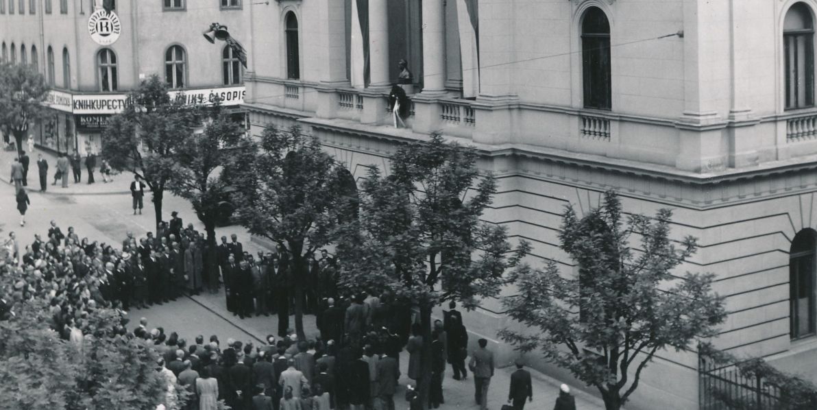 Foto: Archiv JAMU Slavnostní zahájení výuky se odehrálo 1. října 1947 před budovou někdejší Janáčkovy varhanické školy, za níž v zahradním domečku patron nové akademie až do své smrti v roce 1928 bydlel.