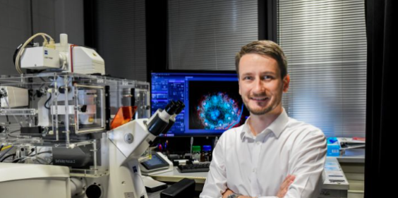 Peter Fabian zkoumá možnosti rekapitulace lidských dědičných chorob na zvířecích modelech. Foto: Markéta Křížová 
