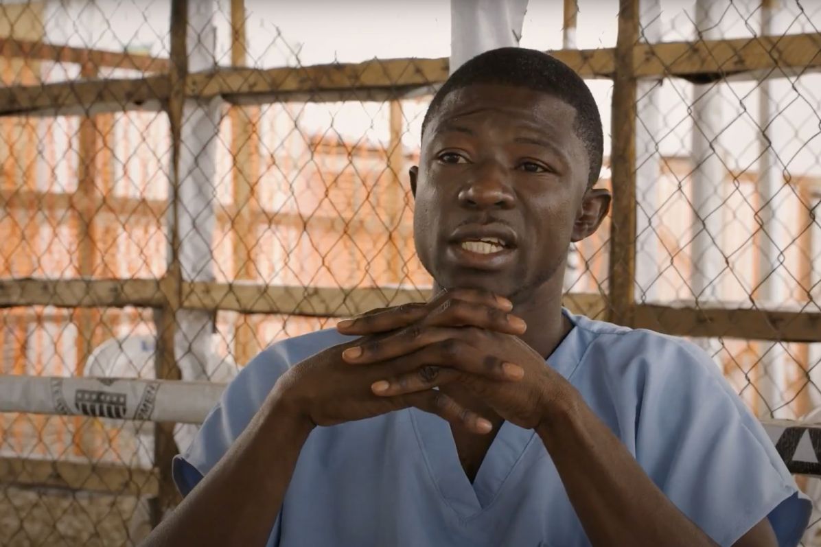 Lékař Soka Moses, který mluví ve filmu Unseen Enemy o epidemii eboly.
