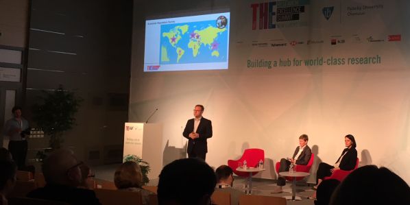 Editor žebříčků Phil Baty představuje výsledky na globálním summitu v&nbsp;Olomouci.