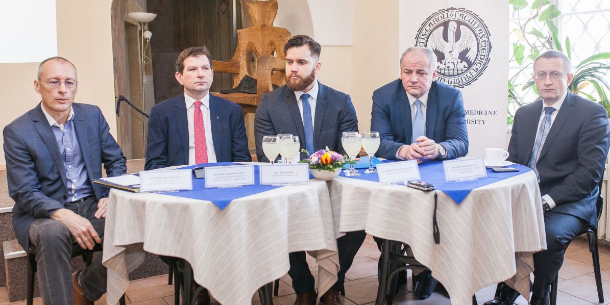 Foto: Archiv 1. LF UK „Příčina nedostatku učitelů se dá jednoduše vystopovat. Ze strany státu jsou pokryty jen asi dvě třetiny nákladů potřebných na vzdělávání,“ shrnul předseda asociace děkanů Aleksi Šedo (na fotografii první zleva) na tiskové konferenci. Na fotografii zleva: Aleksi Šedo (UK), Martin Bareš (MU), Pavel Doleček (MŠMT), Roman Prymula (MZ) a Ladislav Dušek (ÚZIS).