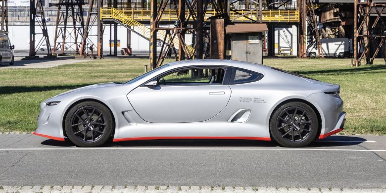 Titan je vůz s výkonem 815 koní, futuristickým designem a technologiemi, které se běžně objevují spíše u sériových supersportů než v univerzitních laboratořích.