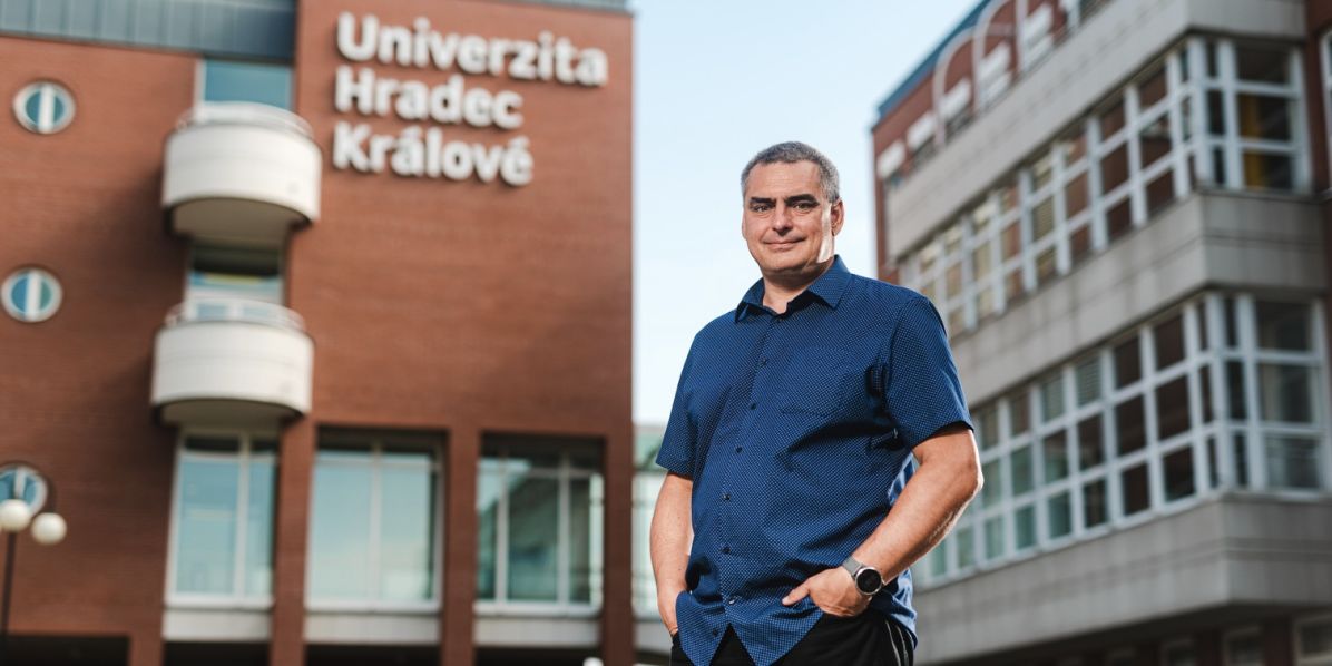Foto: Jan Drašnar Počet absolventů a absolventek fyzikálních učitelských oborů v Česku se ročně pohybuje jen kolem čtyřiceti, což je méně než počet těch, kteří každoročně odcházejí do důchodu. Jan Kříž by to rád změnil.