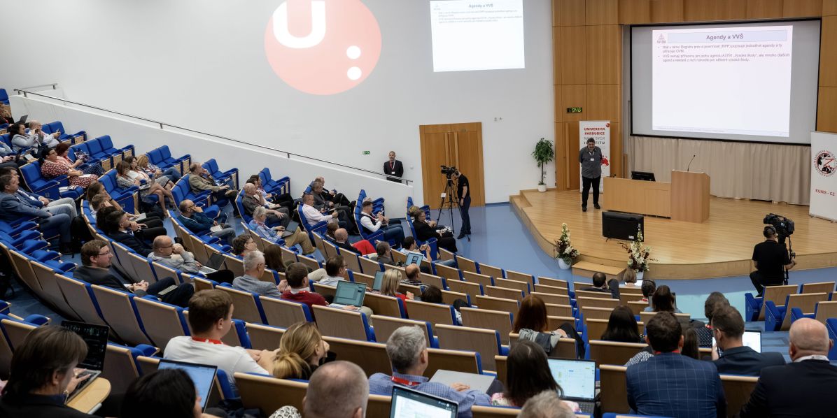 Loňský ročník konference v aule Univerzity Pardubice.