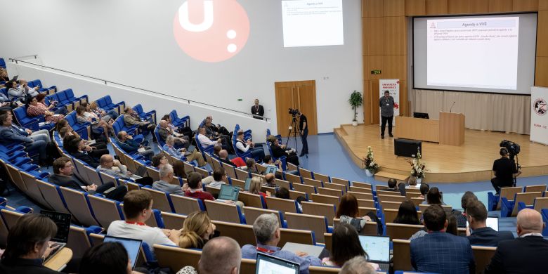 Loňský ročník konference v aule Univerzity Pardubice.