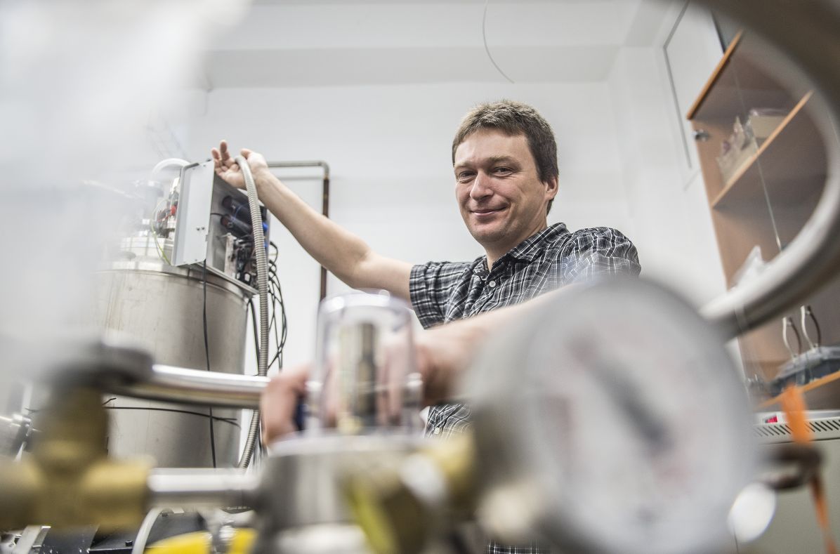 Martin Setvín přistavěl ke komerčnímu tunelovému mikroskopu funkci detekci síly, díky níž dokáže změřit tisícinu síly chemické vazby mezi dvěma atomy.