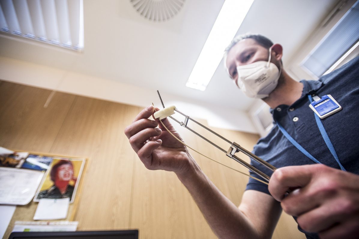 Speciální plastový nástavec na nitroděložní aplikátor vyrobili pomocí 3D tisku odborníci z&nbsp;Ústavu lékařské biofyziky LFHK. 