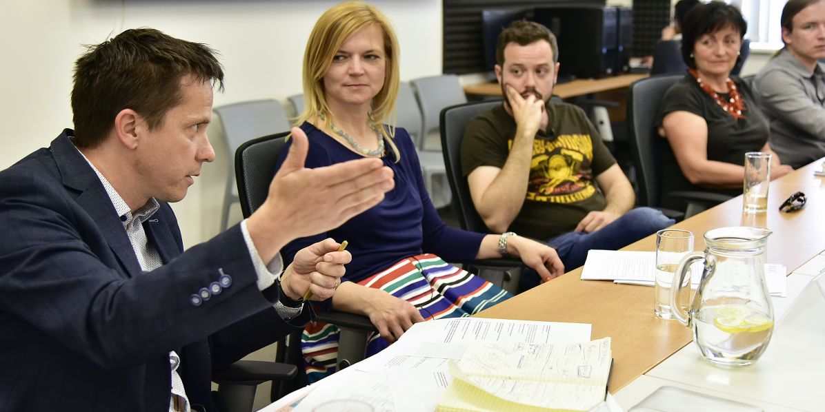 Foto: Igor Šefr, VUT Diskuze k tématu společenské odpovědnosti univerzit. Na snímku zleva: Michal Veselý (JIC), Marta Valešová (MUNI), Vojtěch Kundrát (MUNI, VUT), Anna Putnová (VUT), Filip Kouřil (Mendelu).