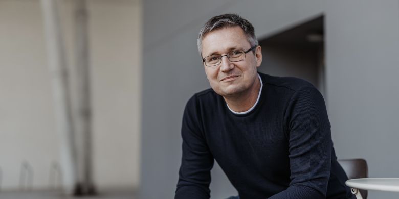 „Když jsem nastoupil na Matfyz, věděl jsem, že mě zajímá matematika i fyzika, ale ještě jsem netušil, čemu se budu věnovat. Pak do toho vstoupila i jedna trochu prozaičtější věc. Já totiž nebyl úplně vzorný student, a tak jsem se při výběru diplomové práce musel řídit i tím, kterého vedoucího jsem do té doby stihl nejméně naštvat,“ popisuje Miroslav Bulíček.