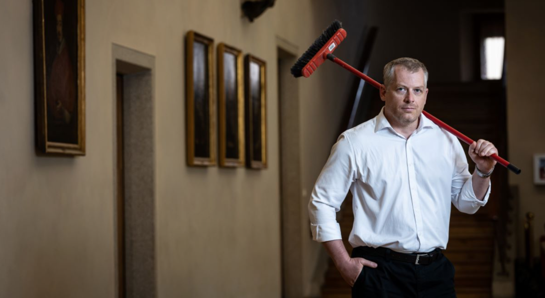 „Nastavit, připravit a zajistit učení na současné mezinárodně konkurenceschopné úrovni je srovnatelně náročné s řešením vědeckých projektů. Práce se ale nebojíme,“ říká přesvědčivě profesor Zbyněk Tonar. Pedagog, kterému – jak je patrno – není cizí ani smysl pro humor.