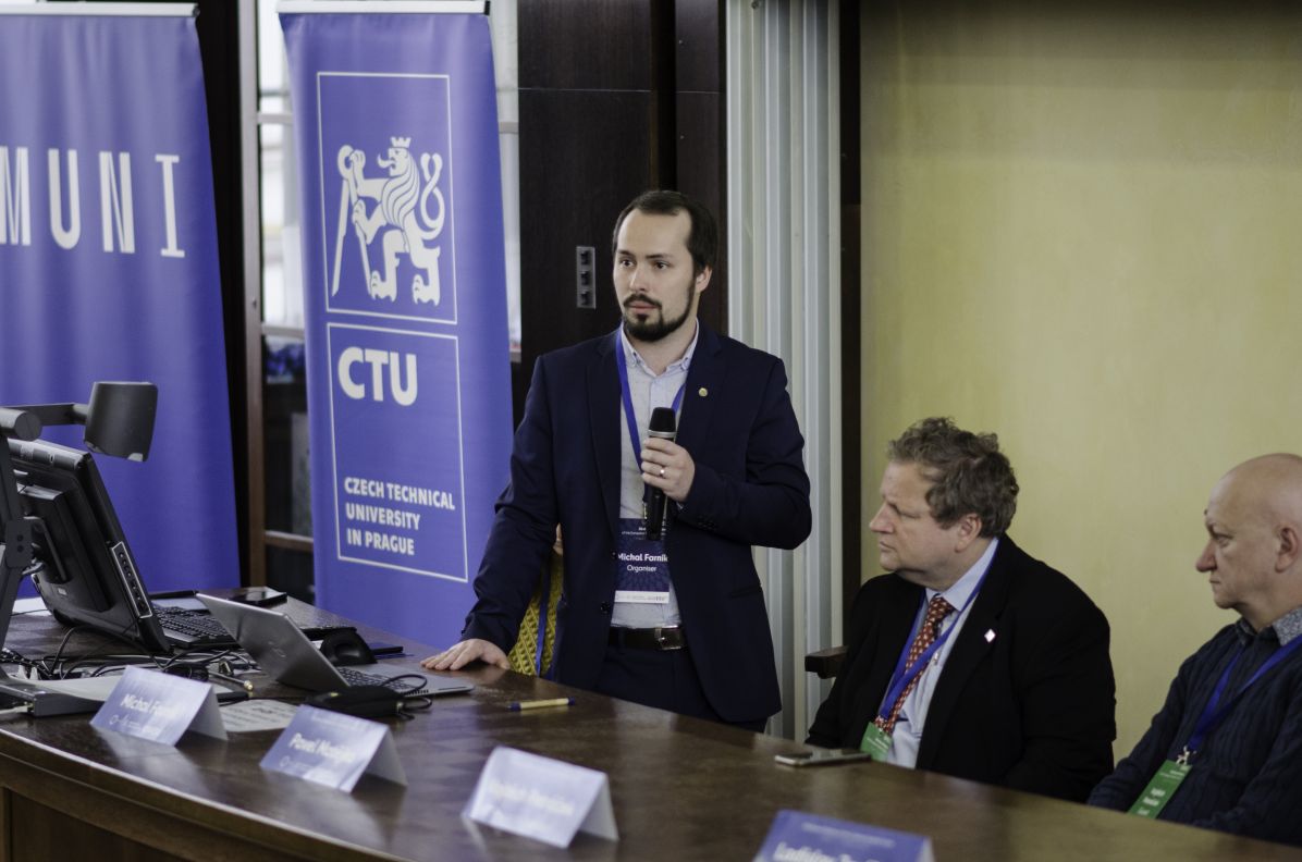 Předseda SK RVŠ Michal Farník zahajuje sobotní panelovou debatu o doktorském studiu.