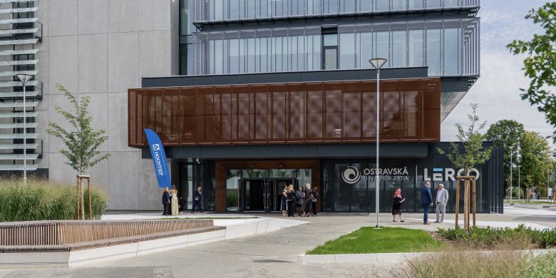 Moderní centrum v areálu Lékařské fakulty v Ostravě-Vítkovicích nabízí zázemí pro práci odborníků z oblasti biomedicíny, přírodních a behaviorálních věd.
