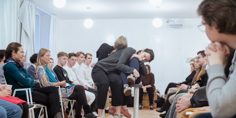 Představení Normální život studentek a stážistek DAMU.