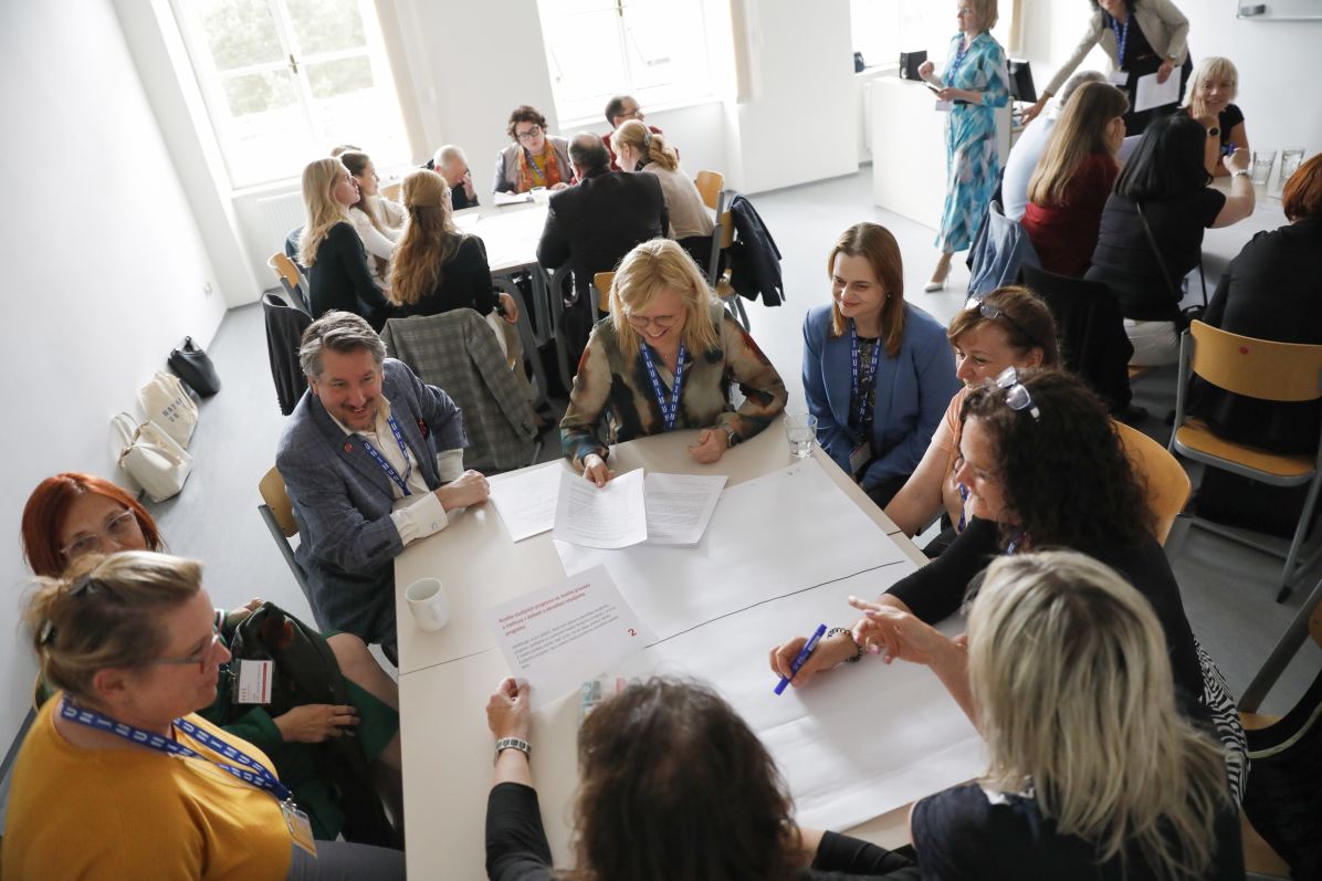 Účastníci workshopu během skupinové práce.