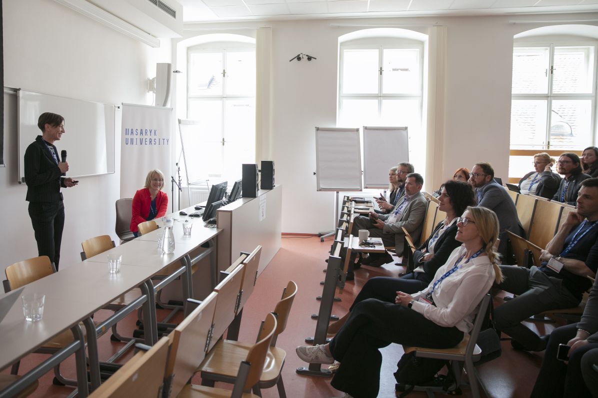 V závěru konferenci vyhodnotily Kateřina Oleksíková (vpravo) z&nbsp;Odboru pro kvalitu RMU a&nbsp;Monika Šumberová, kancléřka Ostravské univerzity.