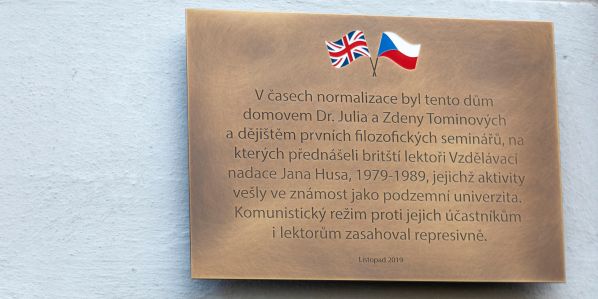Pamětní desku odhalili 14.&nbsp;listopadu na pražském domě v&nbsp;ulici Keramická. Právě zde se v&nbsp;roce 1979 konal první seminář. Foto: Petr Mlch