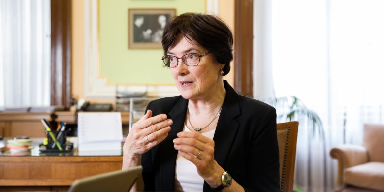 Předsedkyně AV Eva Zažímalová souhlasí například s návrhem zavést dotaci, která rodinám vědců s malými dětmi přispěje na hlídání, aby se rodiče mohli dříve vrátit ke své profesi.