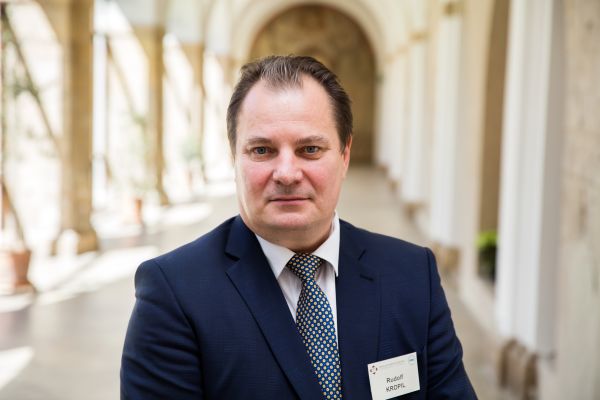 Slovenská rektorská konference požadovala, aby se každoročně navyšovaly veřejné zdroje plynoucí do vysokého školství o&nbsp;60&nbsp;milionů eur, a&nbsp;to bez valorizace mezd a&nbsp;sociální podpory studentů, uvedl předseda Slovenské konference rektorů Rudolf Kropil.