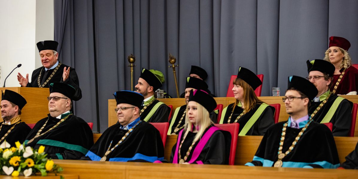 Paul Nurse při přebírání čestného titulu na Mendelově univerzitě v&nbsp;Brně.