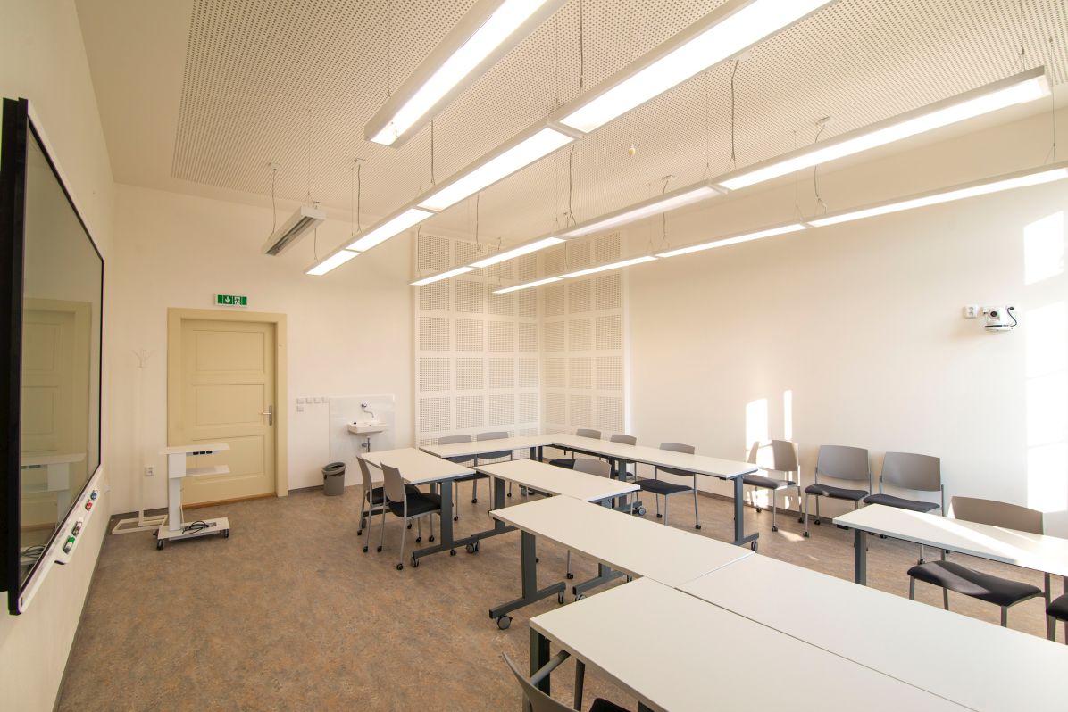 C42 Na této učebně jsou mi sympatické stoly a&nbsp;židle na kolečkách, se kterými lze dobře manipulovat. Protože jsou lehké a&nbsp;není jich v&nbsp;místnosti mnoho, lze je případně odstavit a&nbsp;stále zbývá dostatek prostoru.