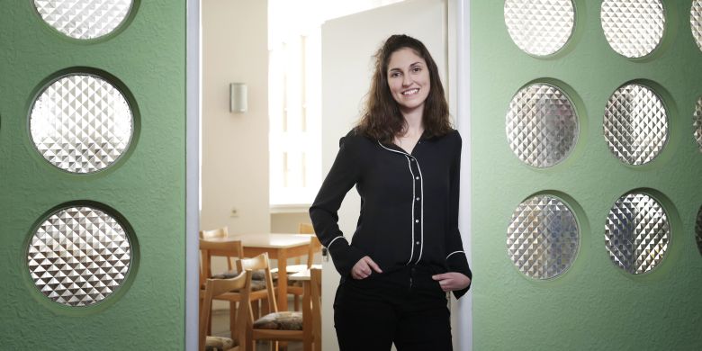 Jana Wohlmuth Markupová, výzkumnice a pedagožka Katedry historických věd Fakulty humanitních studií Univerzity Karlovy, kde je zároveň zástupkyní garanta studijního programu Orální historie – soudobé dějiny. Foto: Hynek Glos, UK